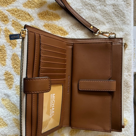 Michael Kors Jet Set Travel Double Zip Wristlet - Signature - Picture 3 of 5